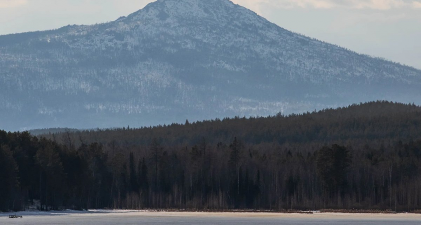 Toyota провалилась под лед на Лене: восемь человек в ловушке, трое в машине