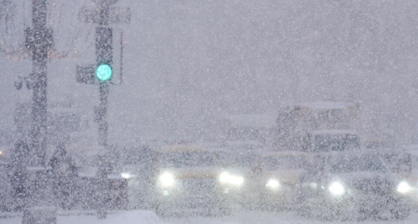 Камчатку второй день засыпает снегом: транспорт встал, грозят отключения