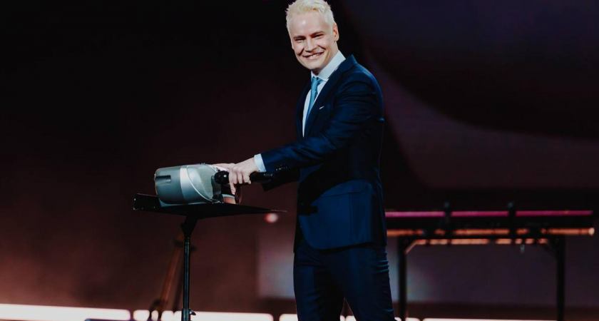 Shaman подколол Мизулину «рожками» прямо в жюри финала КВН-2025