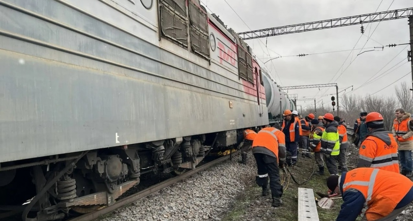 Авария на железной дороге: 25 поездов застряли в Ростовской области