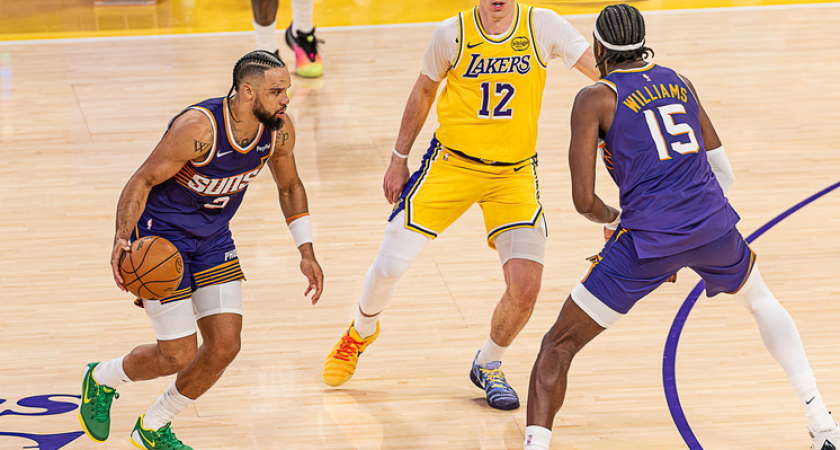 Защитник ростом 183 см не испугался 216-сантиметрового центрового НБА