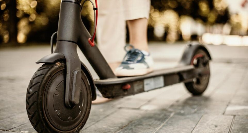 Бабушка на электросамокате по льду: видео из Наро-Фоминска поделило сеть