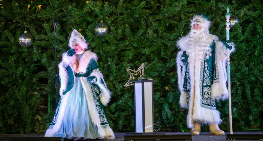 2,5-метровая «Железная леди» в праздничном наряде шокирует ногинцев у завода