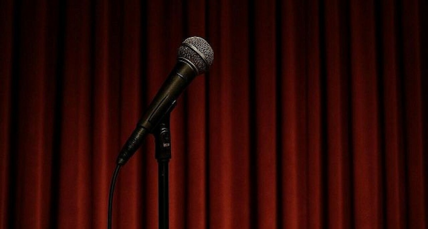 Жена миллионера из похоронного бизнеса танцевала на плечах мужчин на вечеринке