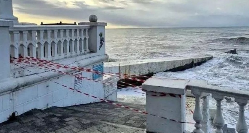 Сочи опровергла разрушения набережной: фото оказались из 2023 года
