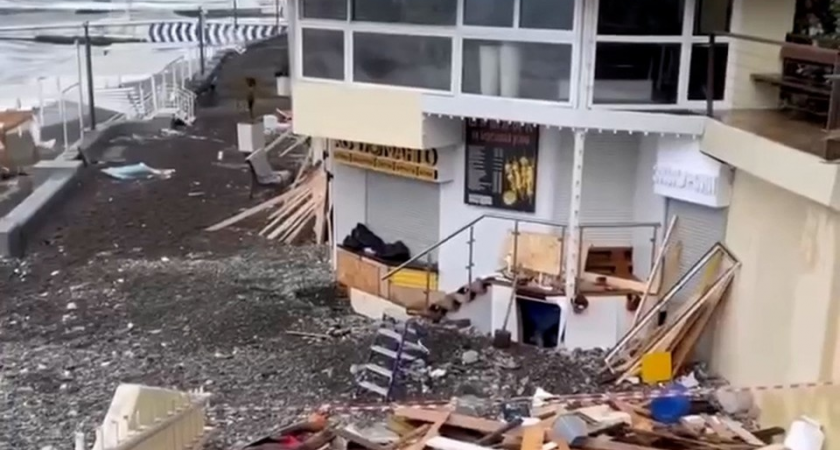 Шторм в Сочи: 5-балльные волны, 2 метра снега и 70 спасателей