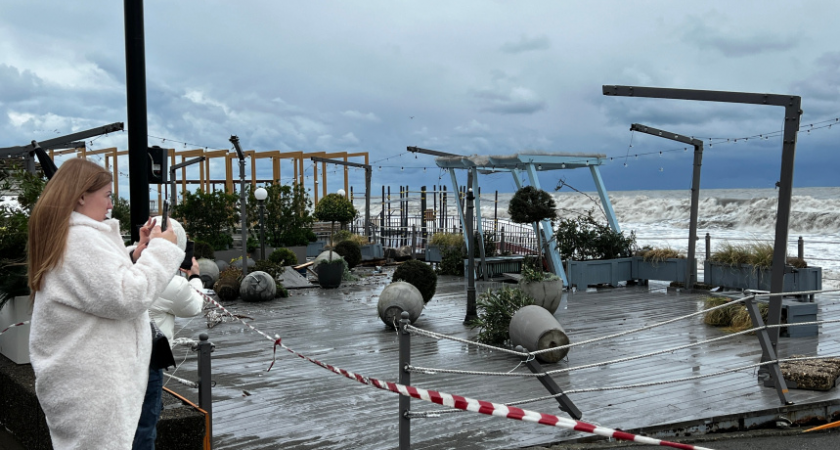 Шторм в Сочи: район без света, затоплены улицы, закрыты горные трассы