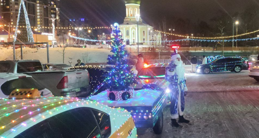 Колонна Дедов Морозов на светящихся авто покорила улицы Наро-Фоминска