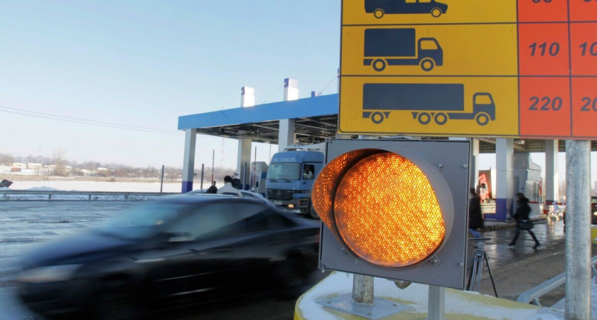 На восьми участках дорог Саратовской области ограничили движение грузовиков и автобусов