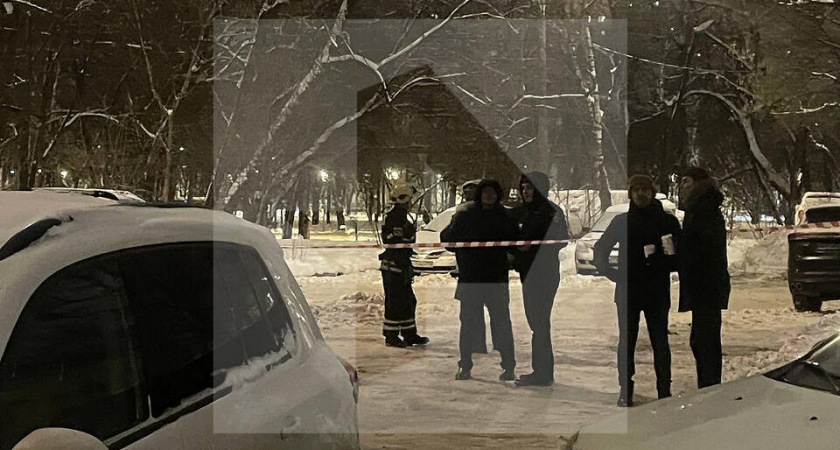 Взрывчатка под Lada Priora: двор на Седова оцепили спецслужбы