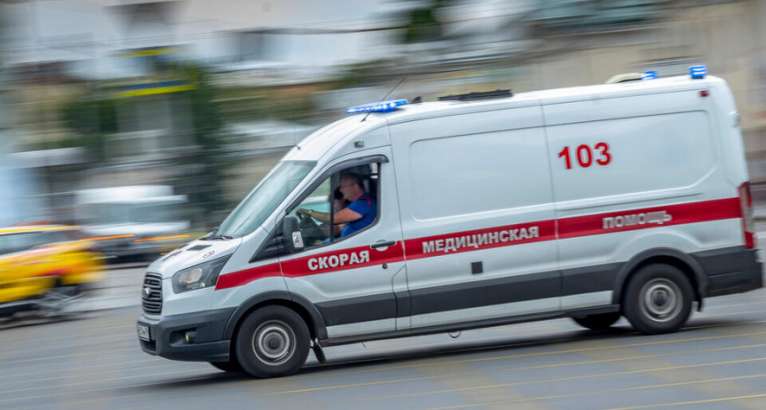 Двухместный вертолет упал на базу отдыха в Пермском крае: один погиб