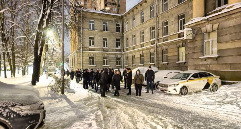 Сотни рабочих оцепили памятник сталинской архитектуры в Петербурге перед сносом