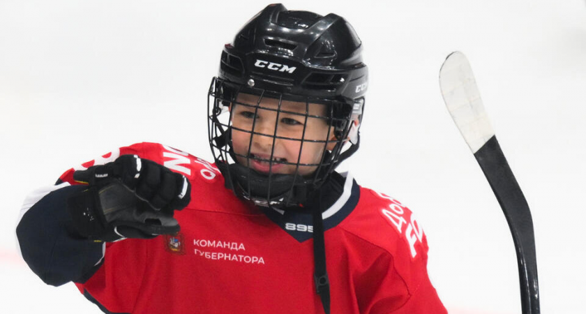 Сергей Овечкин дебютировал на арене отца в номере 8