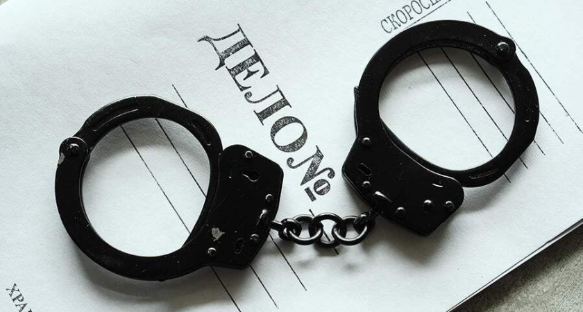 Подростки жестоко избили мужчину в подъезде — видео попало в соцсети