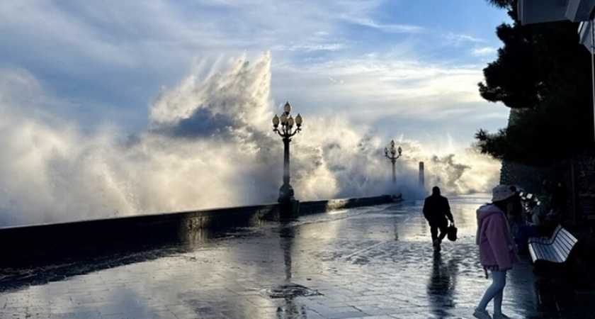 4-балльный шторм накрыл Ялту: 65 мм осадков за сутки угрожают подтоплением