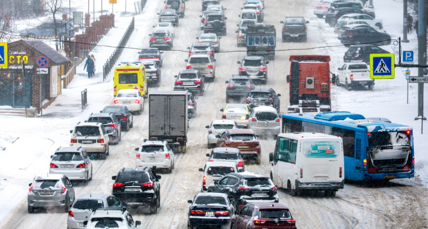 9 баллов из 10: снегопад парализовал Владивосток, цены на такси взлетели вдвое