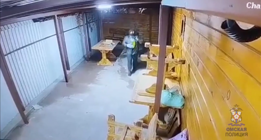 Троица омичей облила бензином и подожгла банный комплекс из-за личной неприязни