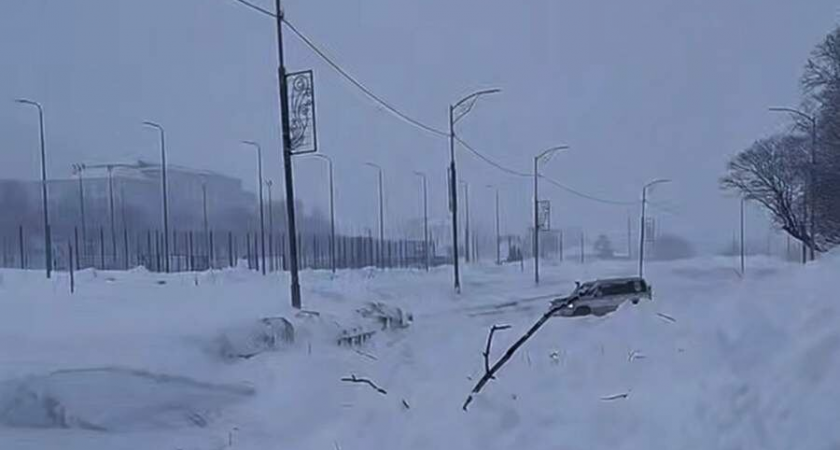 Лавина обрушилась на улицу Набережную в Петропавловске-Камчатском у стадиона «Спартак»