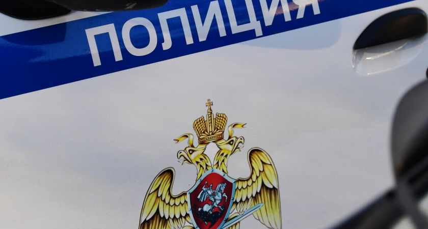 В Петербурге водитель припарковал внедорожник на ступенях подъезда без номеров