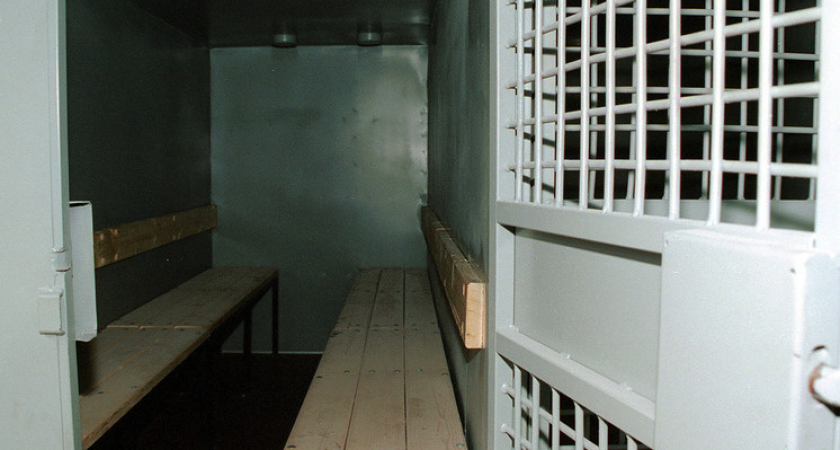 После циклона жители Петропавловска-Камчатского ездят на работу в автозаках с решетками на окнах