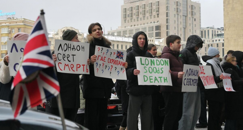 Дейни Долакия заблокирована в машине у МИД разгневанными москвичами