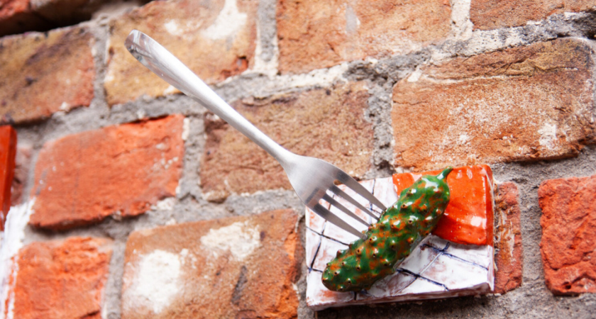 Призрак столовой в Балашихе угощает граненым стаканом и соленым огурцом