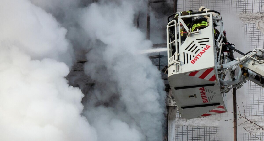 Спасение с 9 этажа: пожарные вытащили мужчину с балкона горящего центра