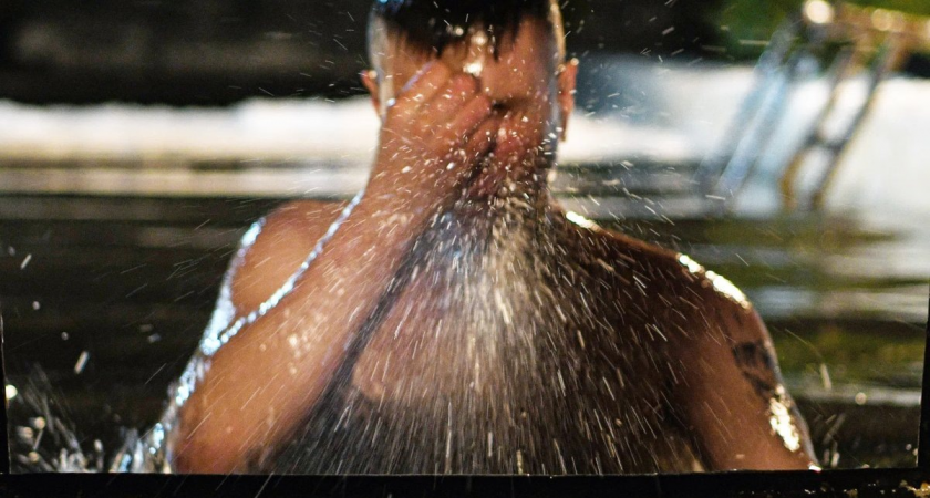 Врач назвал погружение в прорубь после алкоголя смертельно опасным