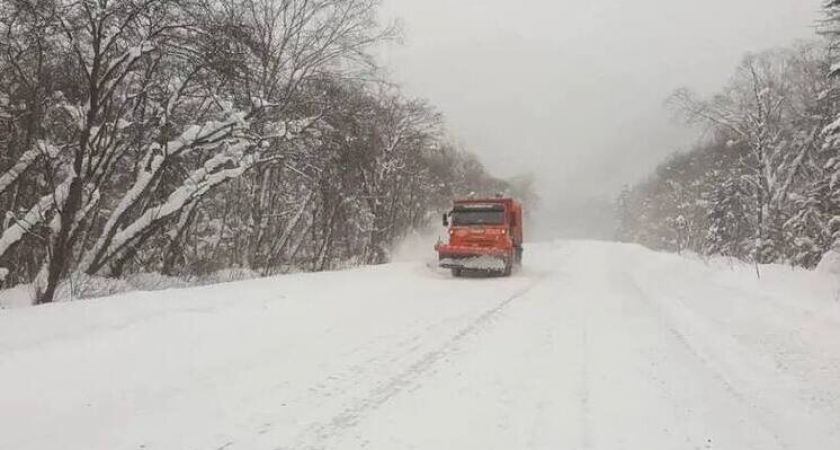 Снежный коллапс: три ключевых межмуниципальных маршрута заблокированы на севере Сахалина