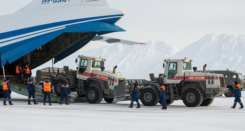 МЧС доставило на Камчатку два мощных погрузчика с Сахалина для борьбы с последствиями циклона