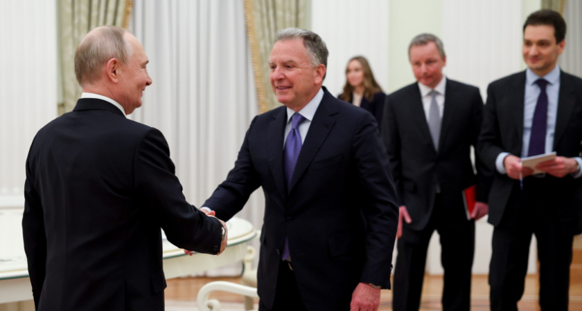 Путин начал переговоры с посланником Байдена и зятем Трампа в Кремле по Украине