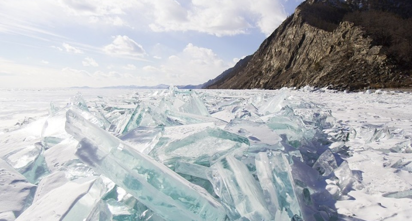 «Ледяная ловушка»: двоих рыбаков на Сахалине унесло в море на оторвавшейся льдине в километре от села