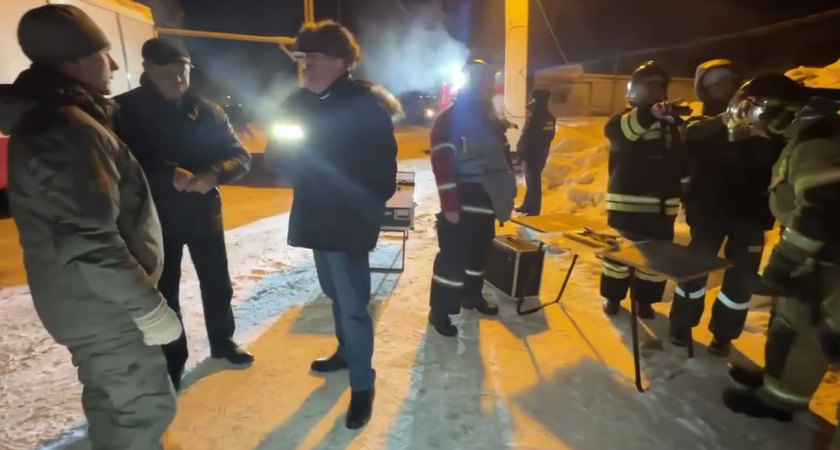 Обломки БПЛА подожгли нефтебазу: масштабный пожар в Пензе тушат более 100 спасателей с двумя спецпоездами