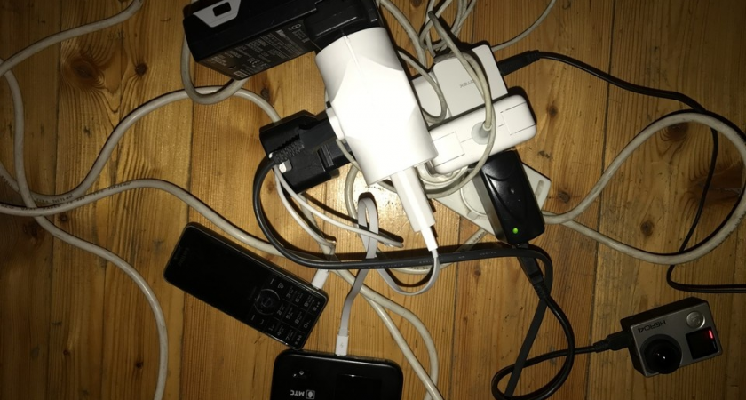 5 опор ЛЭП рухнуло: власти Мурманска открыли 5 пунктов помощи для замерзающих жителей без света и воды