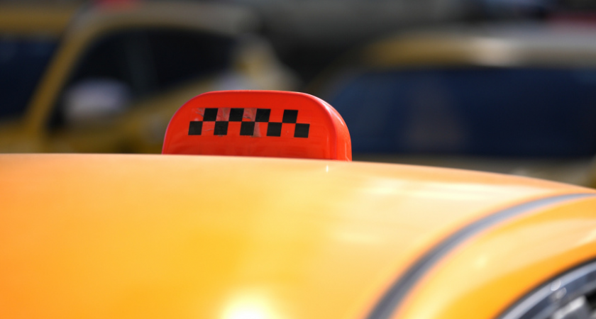 «Машина стала неуправляемой на 50 км/ч»: таксист спас мать с ребенком из тонущего авто в Махачкале