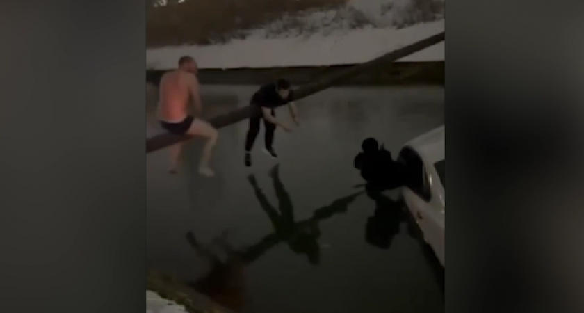 «Подай ребенка через окно»: такси с женщиной и малышом рухнуло в канал Махачкалы, момент падения попал на видео