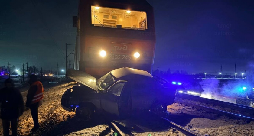 Роковой выезд на рельсы: водитель проигнорировал красный сигнал и погиб под колесами грузового поезда в 4:35 утра