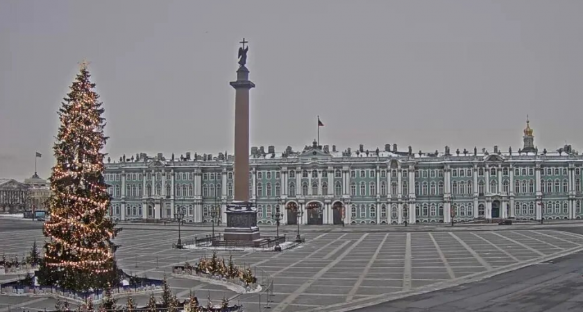 Дворцовая площадь закрыта: оранжевая спецтехника и полиция блокируют доступ из-за визита правителя Малайзии