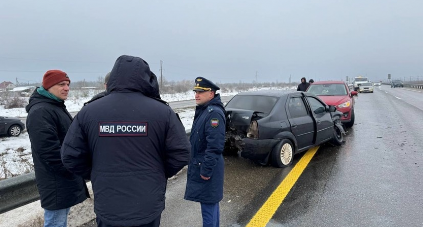 20 автомобилей разбились в гололёд: 5 человек госпитализированы после массового ДТП на трассе М-4