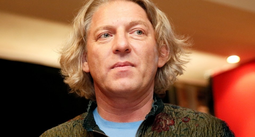 «Внезапно упал и умер»: 69-летний режиссер Александр Олейников скончался от тромба во время курения на балконе