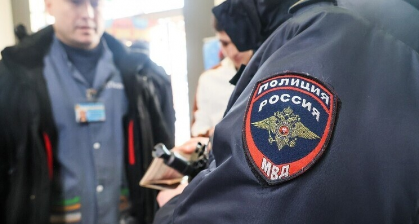 Подростки обрушили обувной магазин во Владивостоке и заперли продавщицу с переломанным пальцем