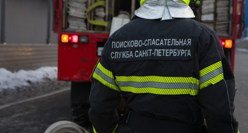 10 кв. метров пламени: 20 спасателей с 4 машинами тушили здание на Тельмана среди бела дня