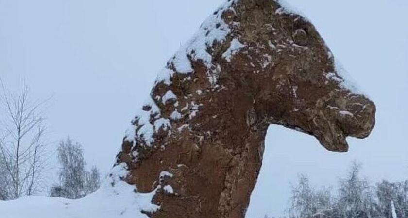 Гигантская лошадь из коровьего навоза: братья Боппосовы создали символ года после задержки из-за нехватки сырья