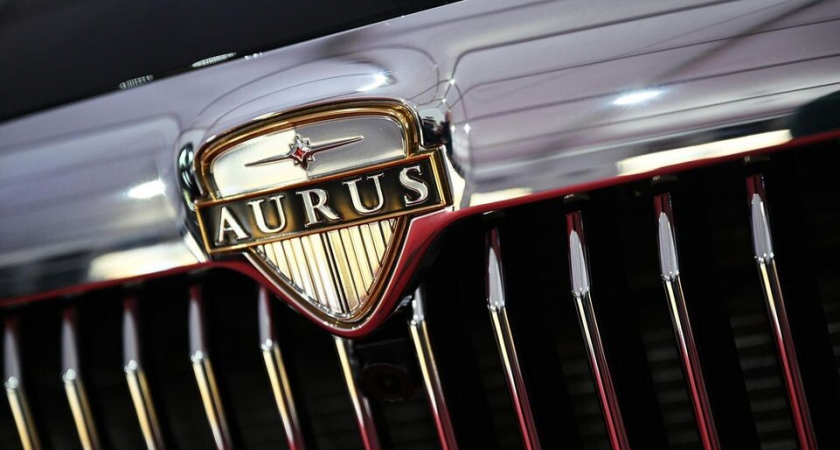 Престижный Aurus протаранил такси на Воздвиженке: водитель с вывихом плеча и пассажир с ушибом головы госпитализированы