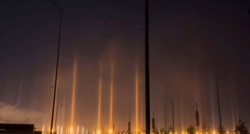 Восхитительный «световой лес» из белых и оранжевых лучей озарил ночное небо Парнаса