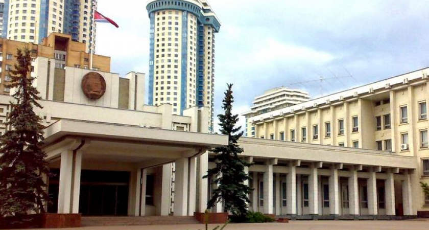 Снежный обвал: крыша рухнула на 10 автомобилей в посольстве КНДР в Москве в 19:30