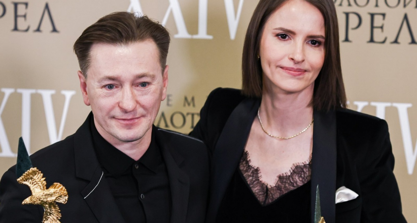 «Все в дом»: Безруков получил «Золотого орла» за сериал, снятый женой, и растрогал зрителей словами о детях