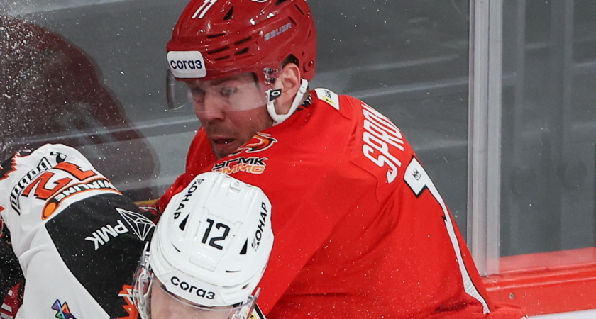 Скандал в КХЛ: звезда «Автомобилиста» Спронг удален с матча за неприличный жест арбитру во Владивостоке