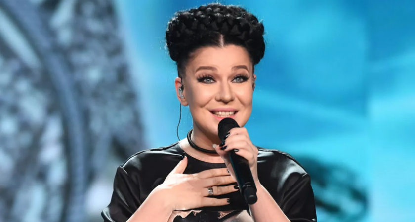 «Бизнес или любовь?»: Певица Ёлка сменила украинский паспорт на российский перед свадьбой с одесским музыкантом