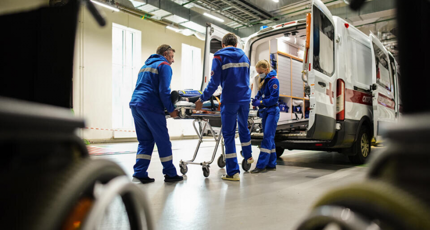 Украинский дрон атаковал автомобиль с мирными жителями: 17-летняя девушка и мужчина ранены в Белгородской области